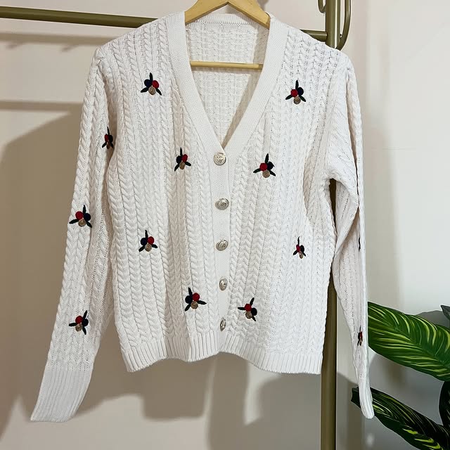Available in black &amp; whiteLength: 59cmFree siz...