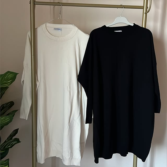 Basic wool top~ Available in black and offwhiteLen...