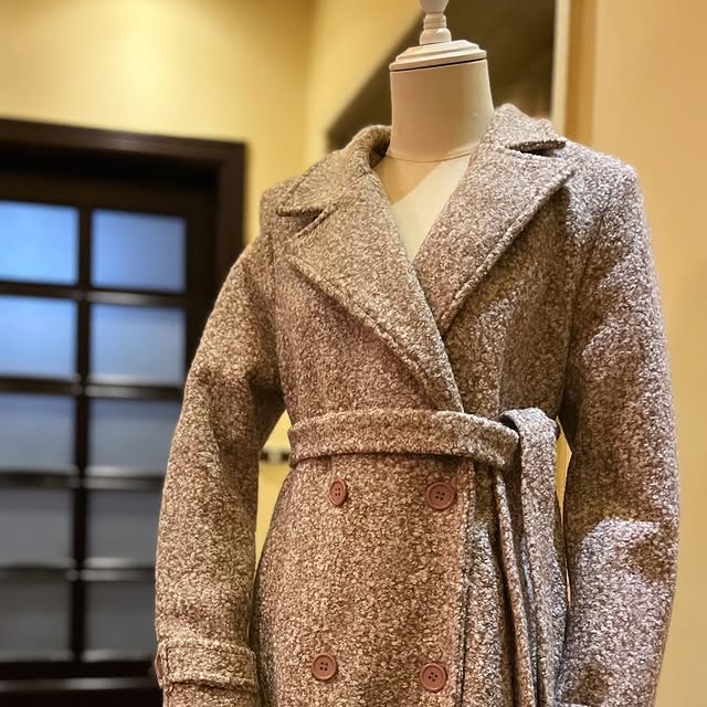 Beige coatAvailable in 2 colors: black/gray &amp; ...