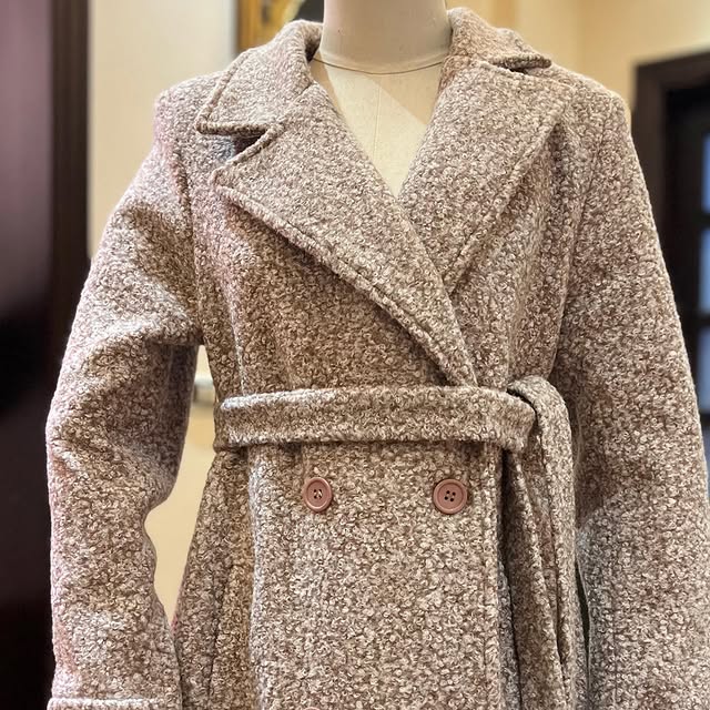 Beige coatAvailable in 2 colors: black/gray &amp; ...