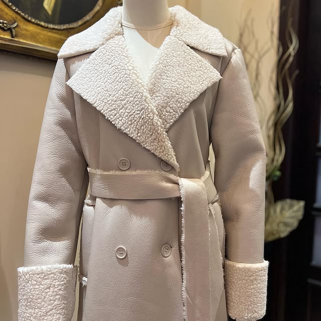 Leather offwhite coat very light weight ️ optimal ...