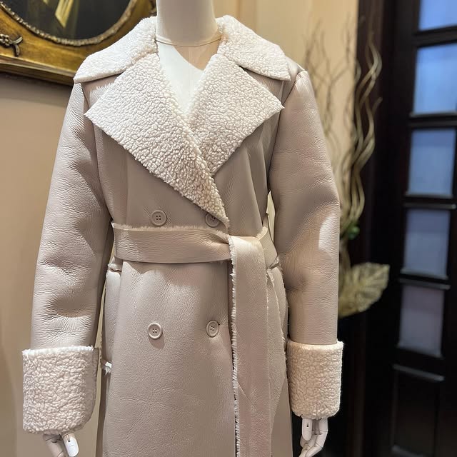 Leather offwhite coat very light weight ️ optimal ...