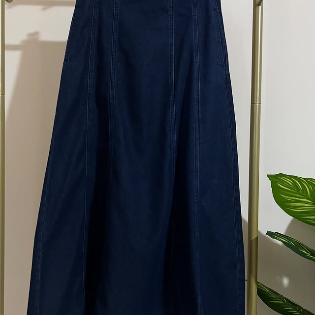 Navy denim skirt Sizes: 38 to 46Price: 30$
