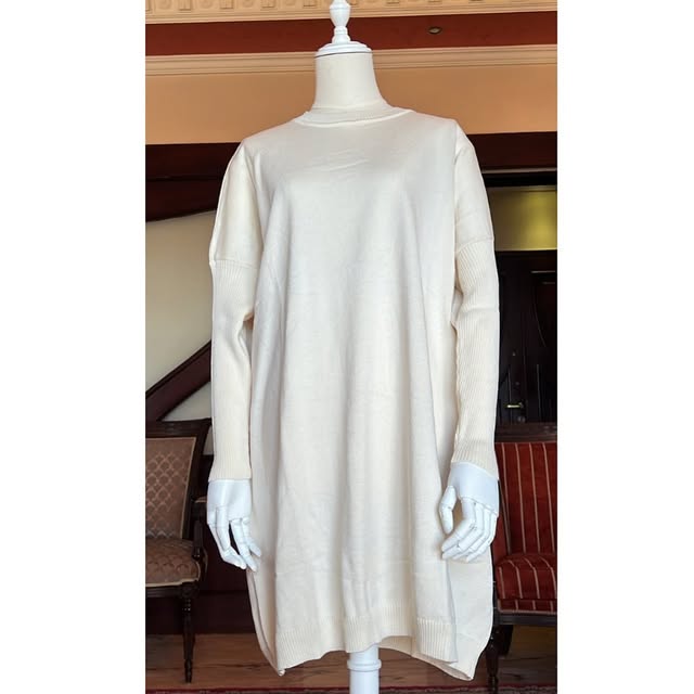 Off white soft wool basicOne sizeطول الكنزة: 85 cm...
